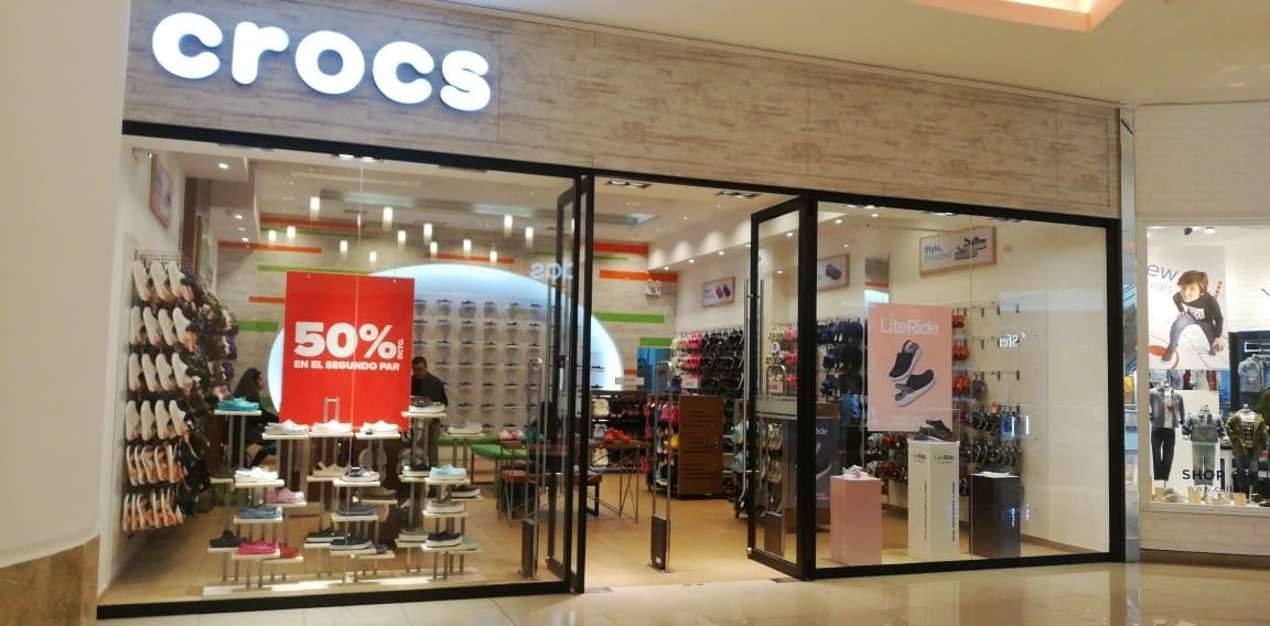 Crocs continúa llegando a más zonas del país e iniciará operaciones en una nueva tienda en Mall Aventura Chiclayo. La inversión de esta apertura asciende a los US$65 mil. En total, la marca alcanza su décimo sexto local en el Perú. (Foto: Crocs)