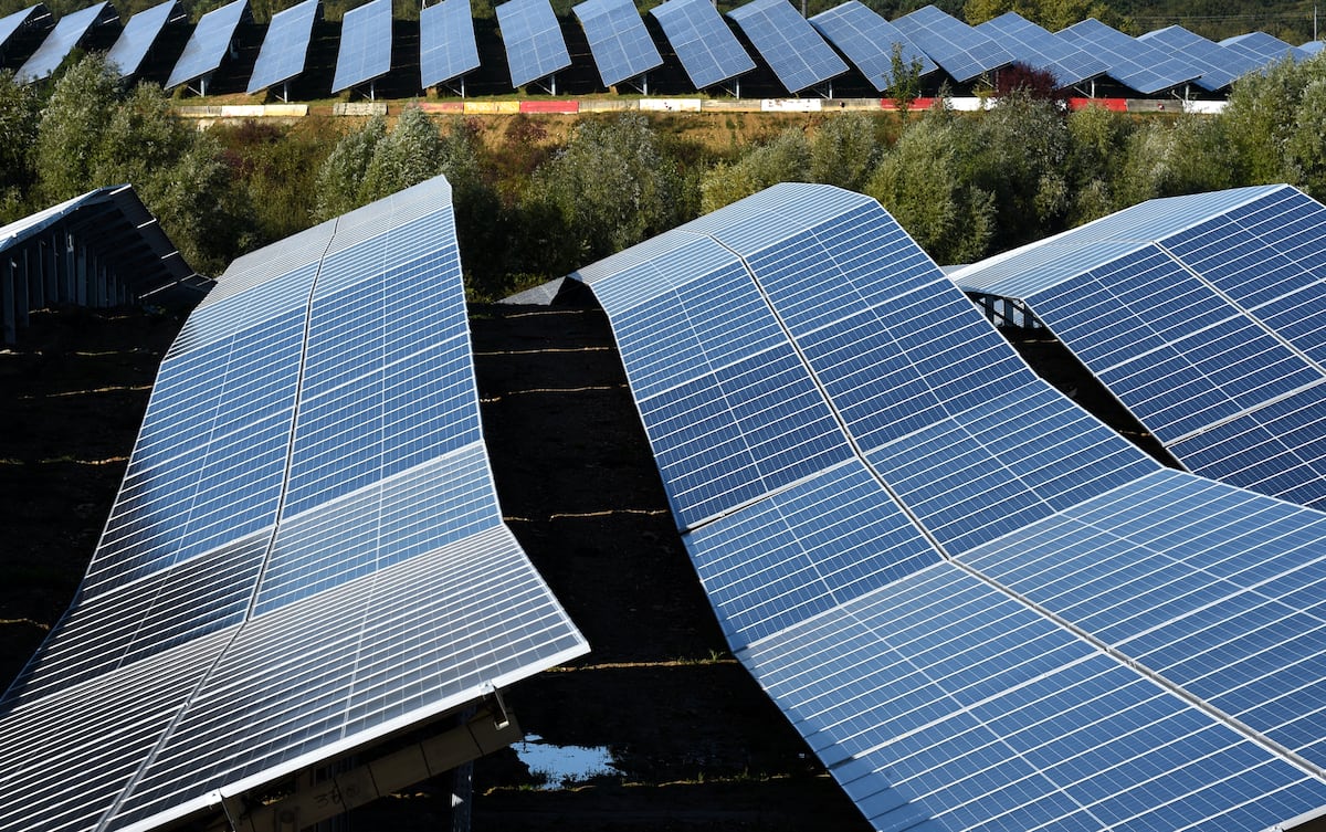 El propio comportamiento de otro frente: la generación solar y eólica, puede hacer que, en determinados momentos, vuelva a ser necesario recurrir a generación con diésel. (Photo by Eric PIERMONT / AFP)