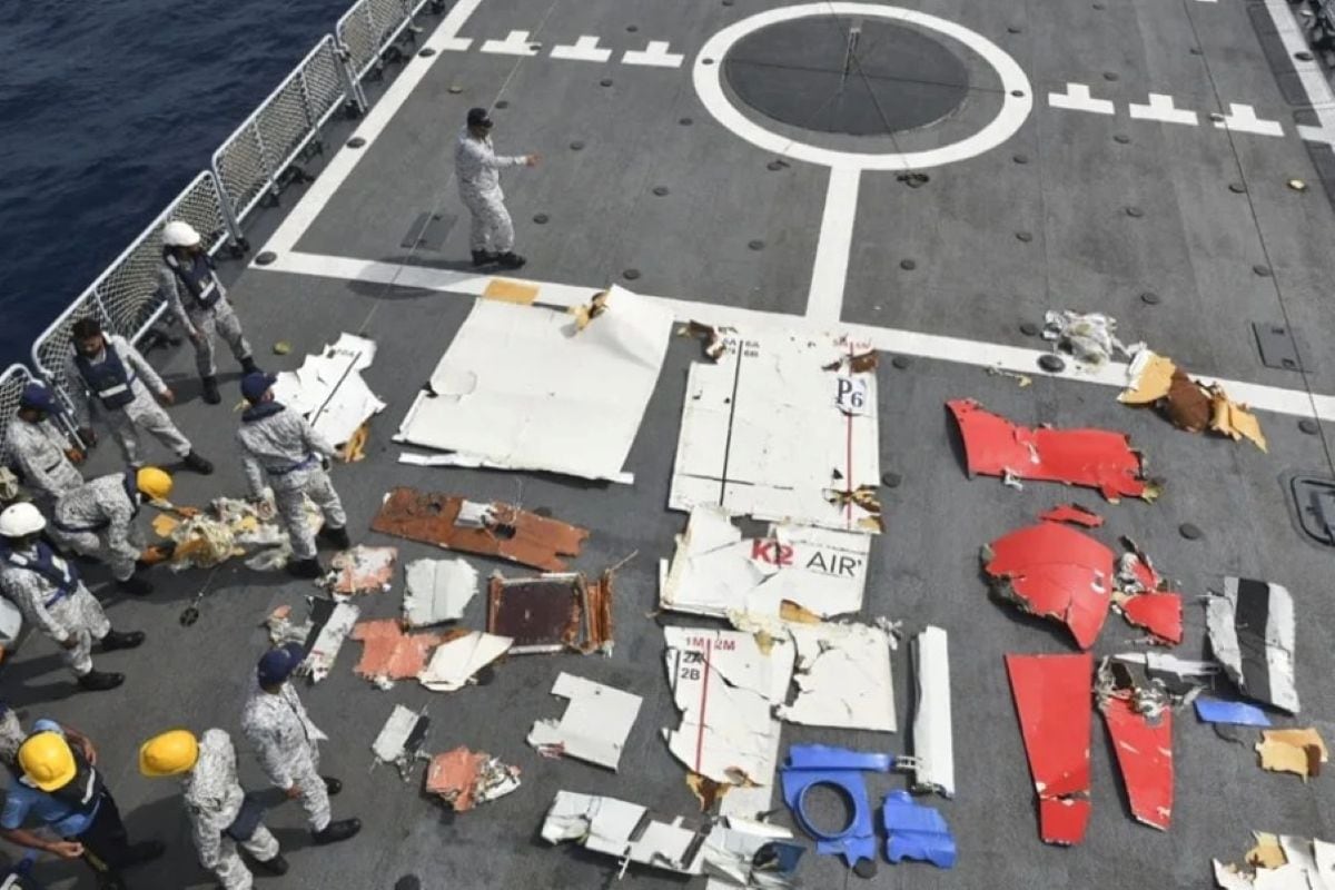 Tras 12 horas de operaciones de búsqueda y rescate en alta mar, se han localizado los restos del Boeing 737 de carga de K2 Airways, informaron las autoridades. Foto: EFE.
