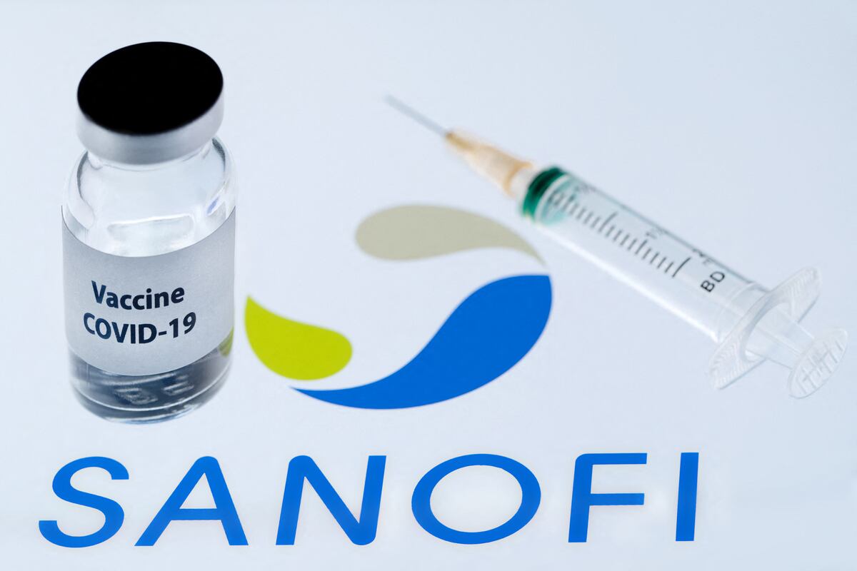 “La vacuna de Sanofi-GSK es la primera candidata que demuestra su eficacia en un ensayo controlado con placebo en un entorno de alta circulación de variantes de ómicron”, dijo Sanofi en un comunicado. (JOEL SAGET / AFP)