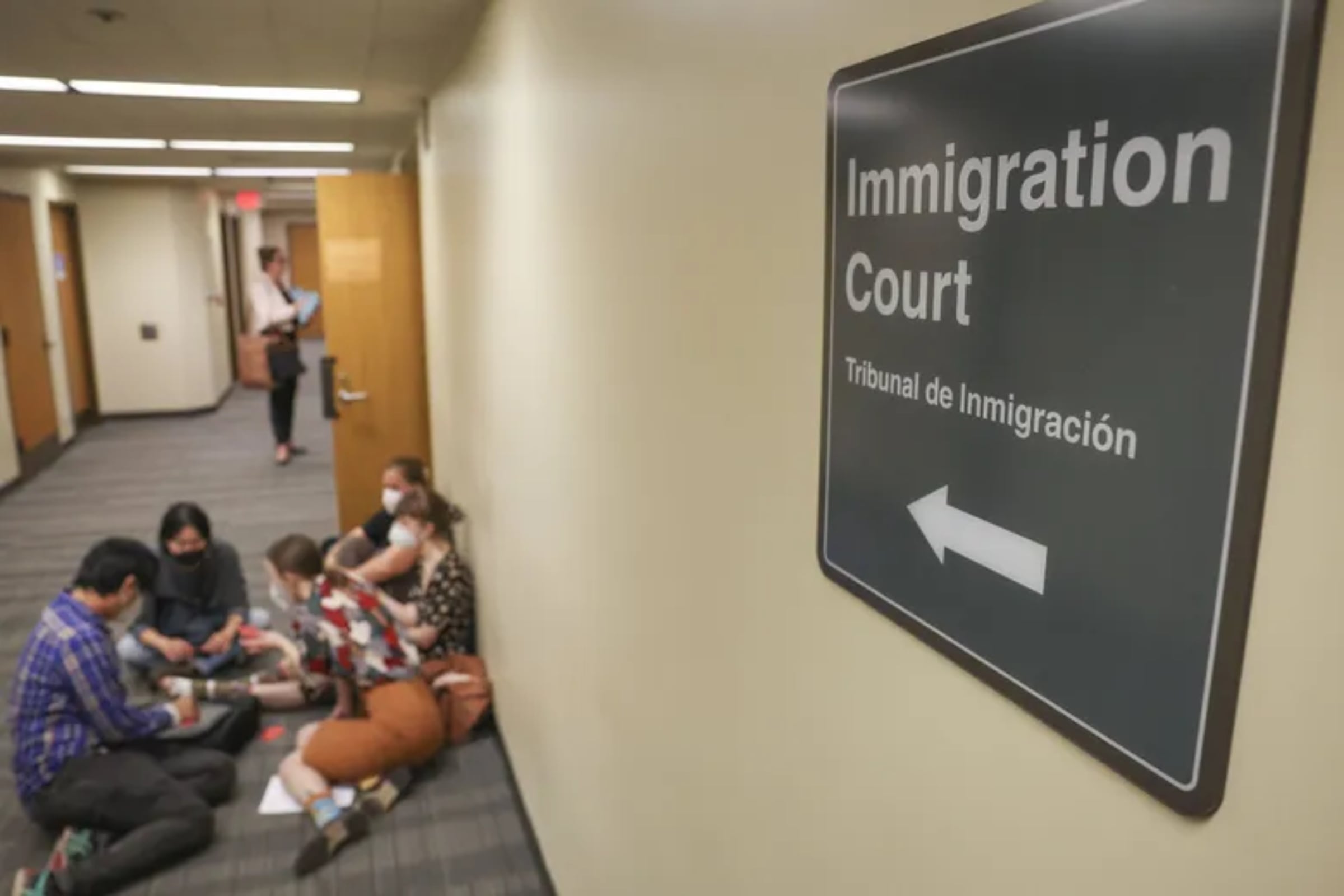 Defensores de derechos humanos alertan que menores migrantes de hasta tres años enfrentan audiencias judiciales sin acompañamiento legal en Arizona. (Foto: The Seattle Times)