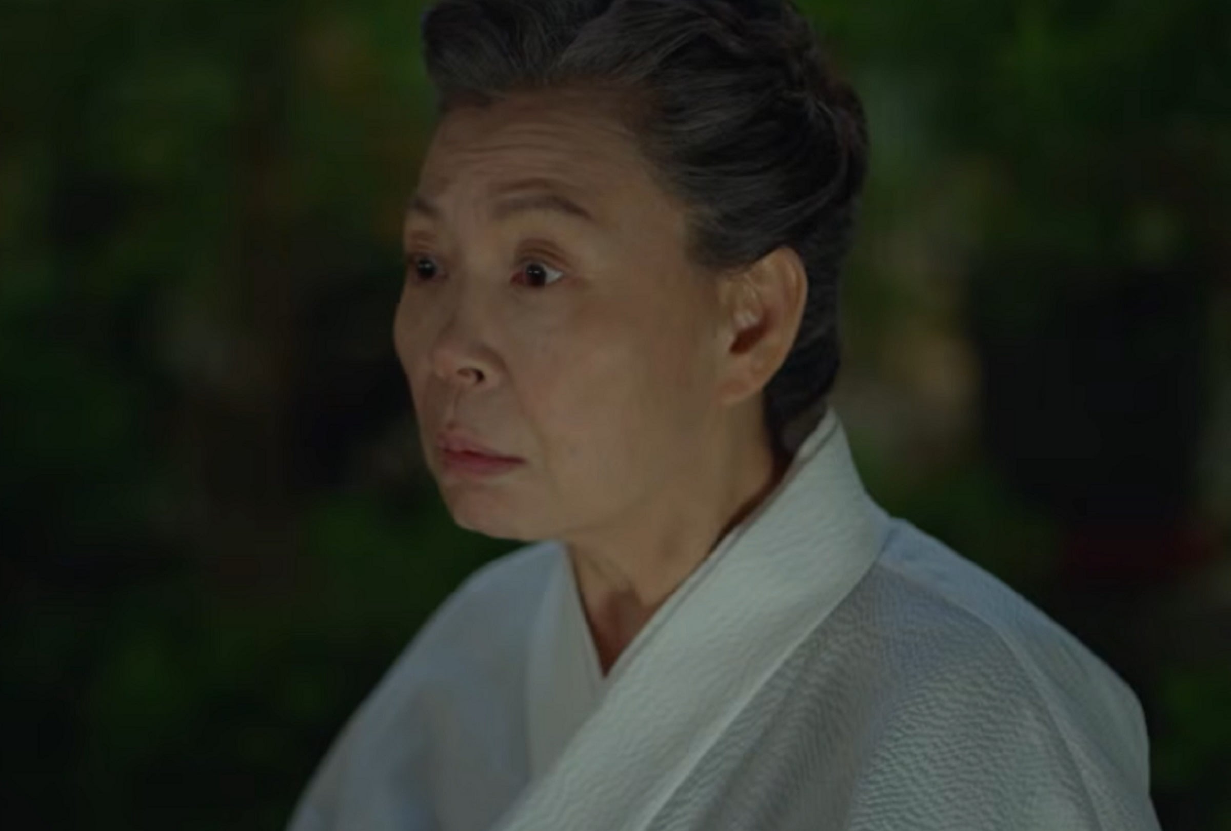 Ye Soo-jung da vida a Baek Gyeong-ja, la abuela de Yeo-ri, en la serie surcoreana "Muertos de amor" (Foto: tvN / Netflix)