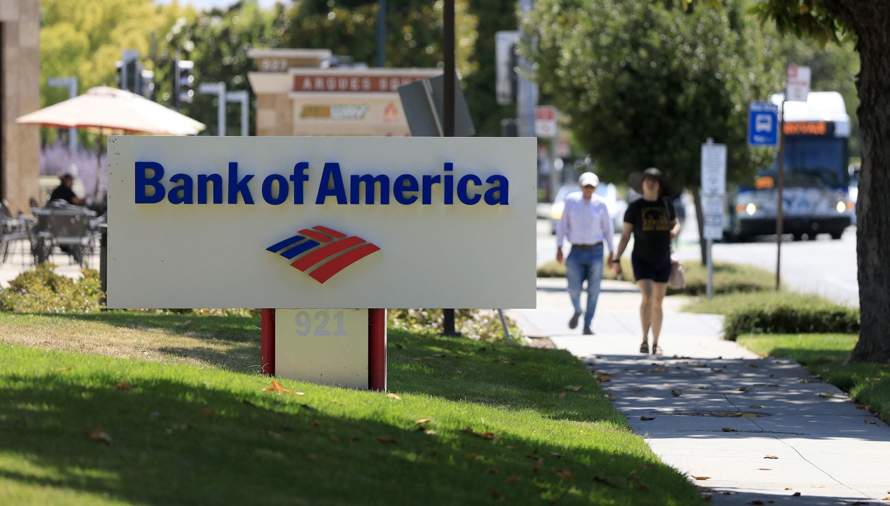 Bank of America y otros grandes bancos del país no abrirán sus puertas un a fecha de mayo, por lo que quienes necesiten hacer depósitos, retiros o gestiones urgentes deberán adelantar sus trámites o recurrir a la banca en línea y a los cajeros automáticos (Foto: Justin Sullivan / Getty Images / AFP)