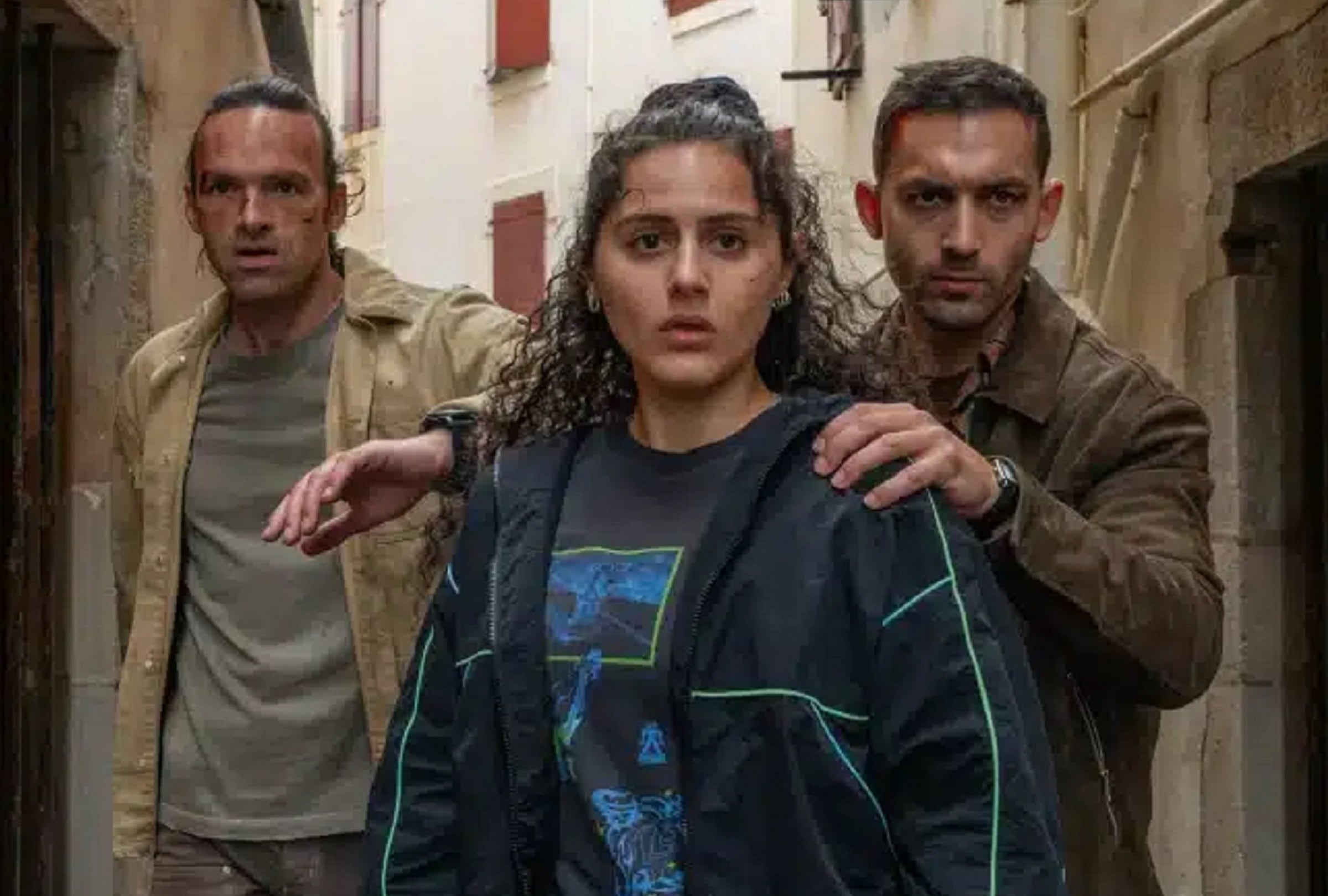 Alban Lenoir interpreta a Gabriel Stenne, Sonia Faidi interpreta a Leïla Lakti y Dali Benssalah interpreta a Driss en la película francesa "Los huérfanos" (Foto: Netflix)