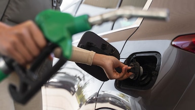 Expertos advierten que, con reservas de petróleo en niveles bajos y el feriado cerca, cualquier nueva tensión internacional podría disparar aún más los precios de la gasolina