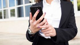 El reglamento de la ley de protección de datos personales autoriza a las empresas a realizar un primer contacto con los consumidores (llamarlos) para solicitarles la entrega de información publicitaria | Foto: Freepik.