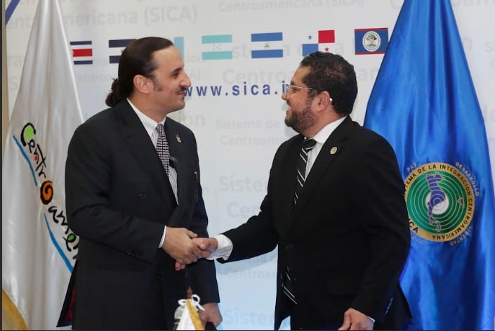 La Agencia de Promoción Turística de Centroamérica (CATA) y TEON (The Embassy of Nature) firmaron en la sede del Sistema de la Integración Centroamericana (SICA) un acuerdo de cooperación para impulsar una hoja de ruta que busca convertir los recursos naturales y la identidad cultural de Centroamérica en una “plataforma productiva” con capacidad de atraer inversión, reputación y prosperidad. Foto EFE