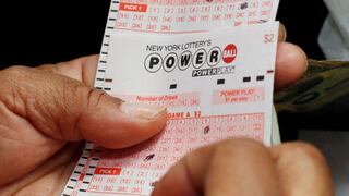 Profesor de matemáticas se llevó premio de Powerball y aconseja cómo elevar tus probabilidades de ganar la lotería