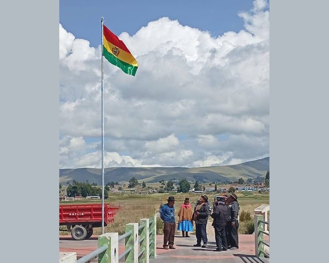 El presidente comunal, Ricardo Jiménez Castilla, confirmó que los pobladores lo alertaron y, al llegar al lugar, encontró el emblema extranjero izado en suelo peruano. Foto: Andina.