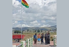Policía retira bandera de Bolivia que desconocidos izaron en Puno