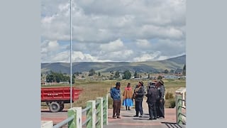 Policía retira bandera de Bolivia que desconocidos izaron en Puno