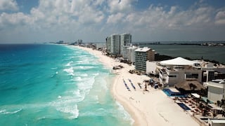 Regresan los turistas a Cancún, pero COVID-19 sigue azotando a México
