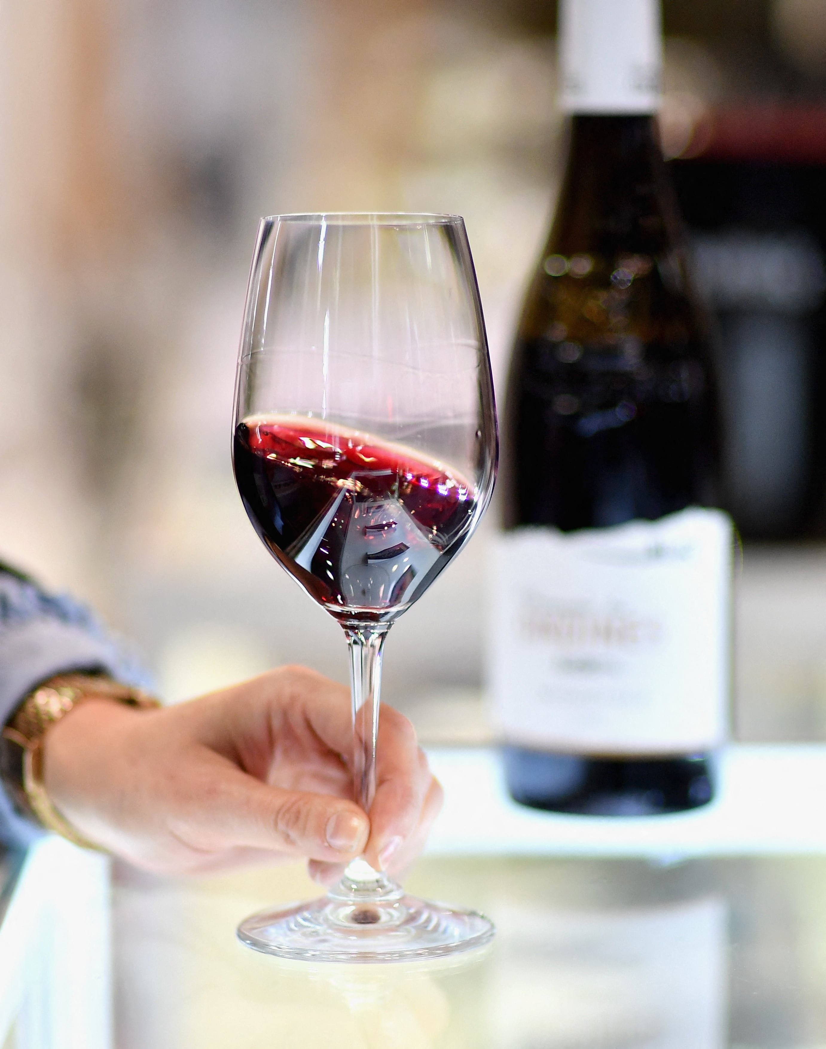 Una copa de vino en un exhibidor de la ciudad de Nueva York (Foto: AFP)
