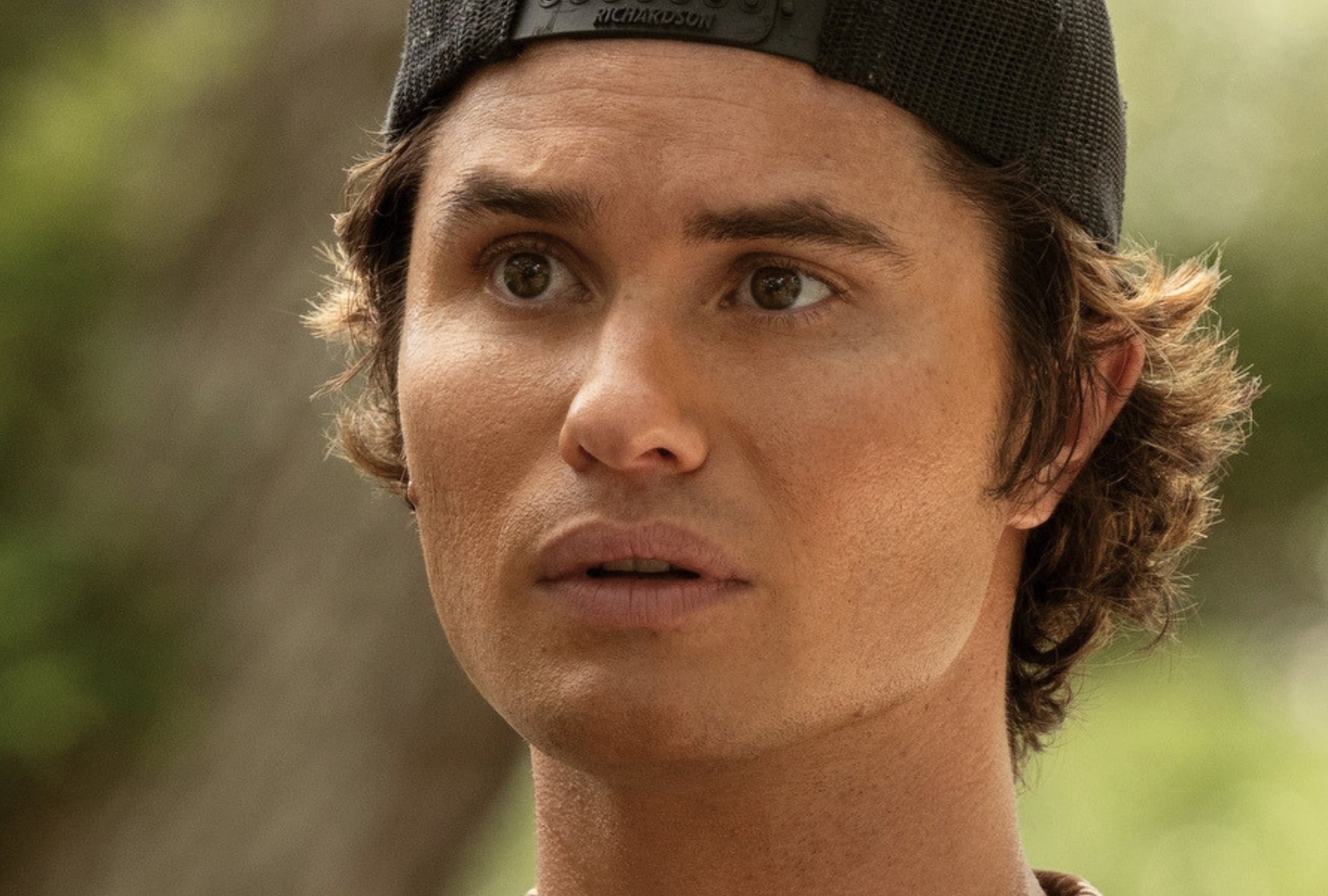 Chase Stokes vuelve a interpretar a John B. Routledge en la última temporada de la serie de aventuras y drama juvenil "Outer Banks" (Foto: Netflix)