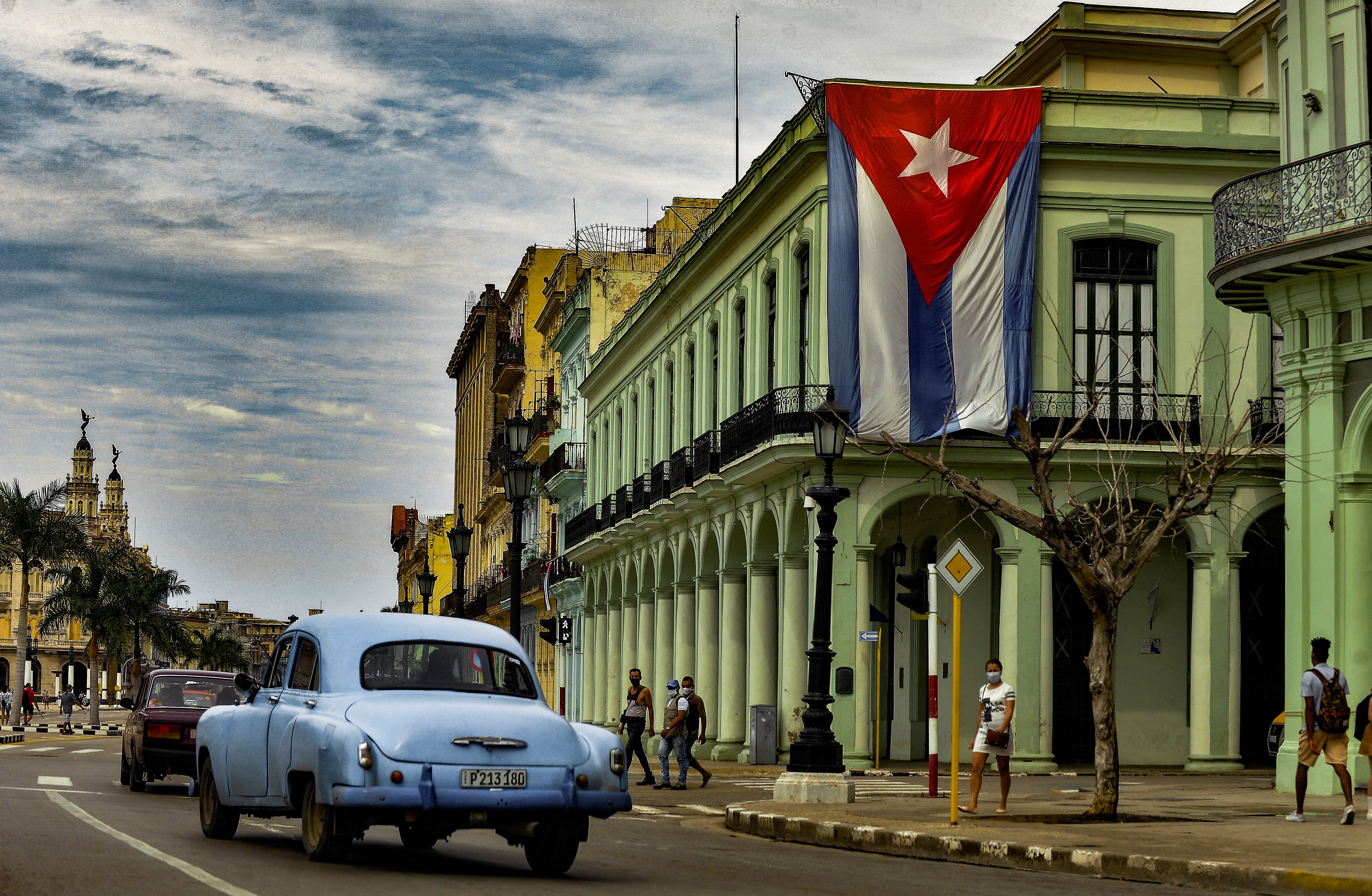 Hasta ahora, los insulares que visitaban Estados Unidos podían abrir cuentas bancarias en el país norteamericano pero no las podían utilizar una vez regresaban a Cuba. (Foto: YAMIL LAGE / AFP)