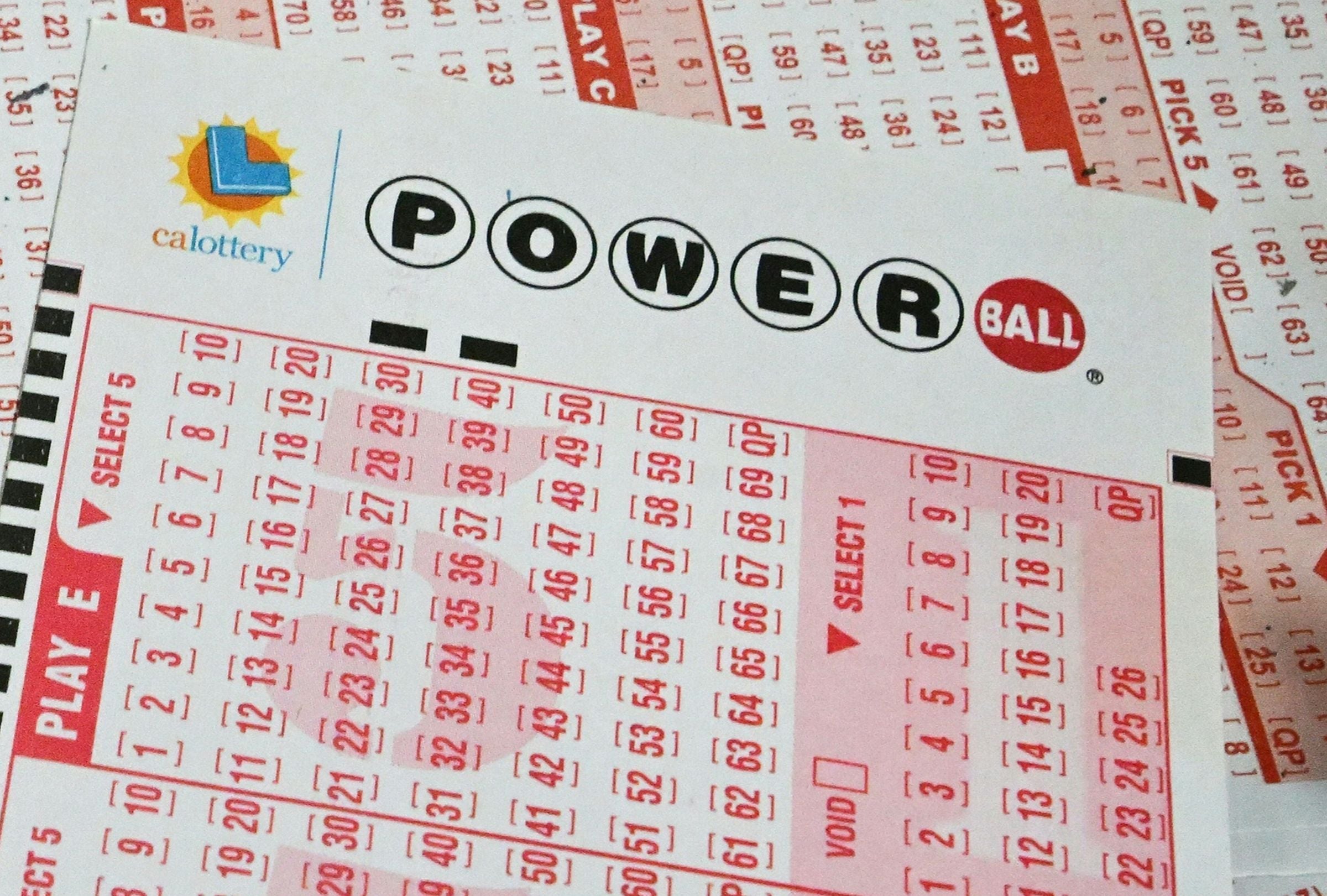 En esta nota conocerás los resultados del sorteo del Powerball del miércoles 28 de enero y descubrir si alguien se quedó con el premio mayor. (Foto: Frederic J. BROWN / AFP)