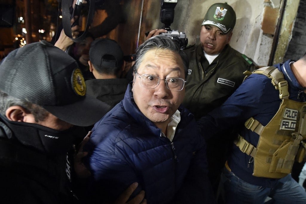 Luis Arce se declaró "absolutamente inocente" y atribuyó su aprehensión a motivos "claramente políticos" al considerar que el Gobierno de Rodrigo Paz "busca chivos expiatorios" y cubrir lo que sucede en el país. (Photo by Jorge BERNAL / AFP)
