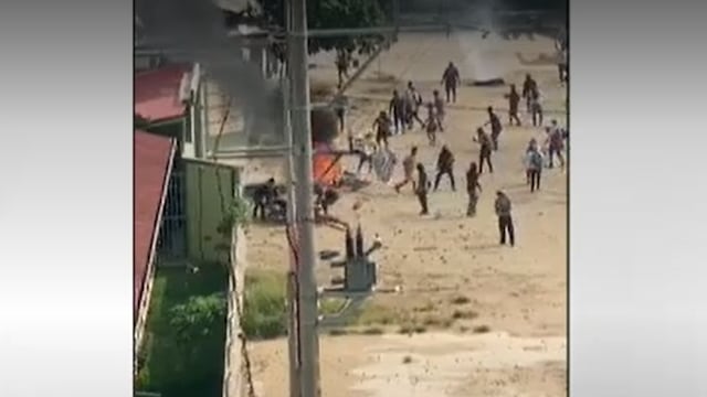 Manifestantes queman motos cerca al Gobierno Regional de Madre de Dios