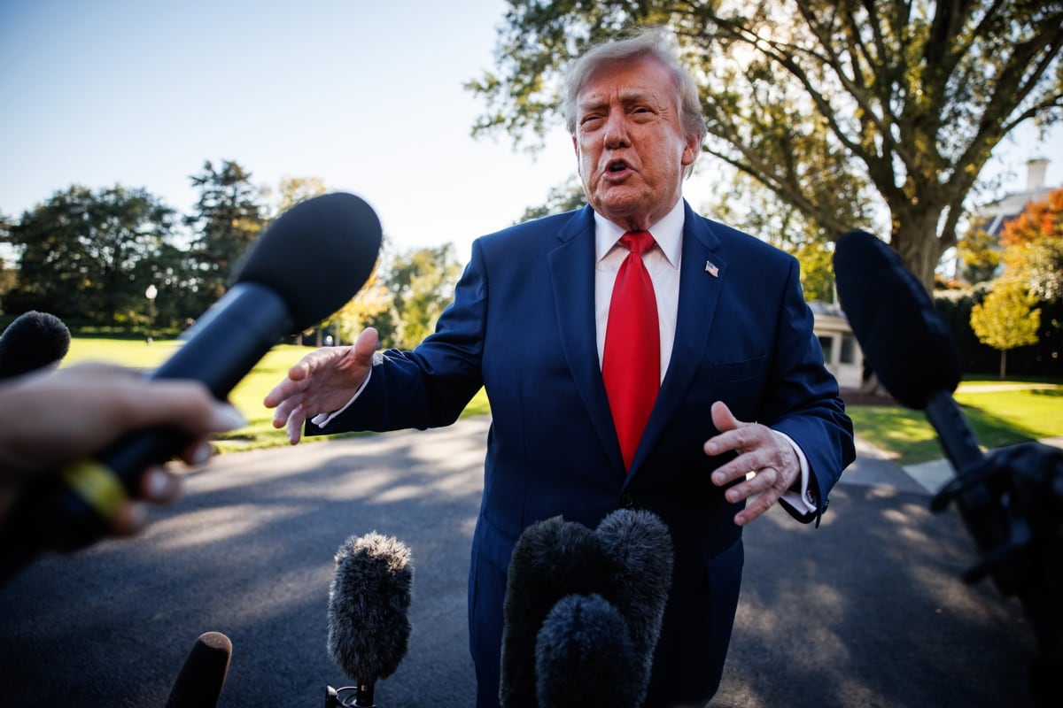 “Es una mujer muy agradable (Machado). Me dio su Premio Nobel, así que ¿cómo puedo decir otra cosa? Espero que esté a salvo”, agregó el mandatario. Trump a reporteros en Washington. Foto: EFE/EPA/SAMUEL CORUM / POOL