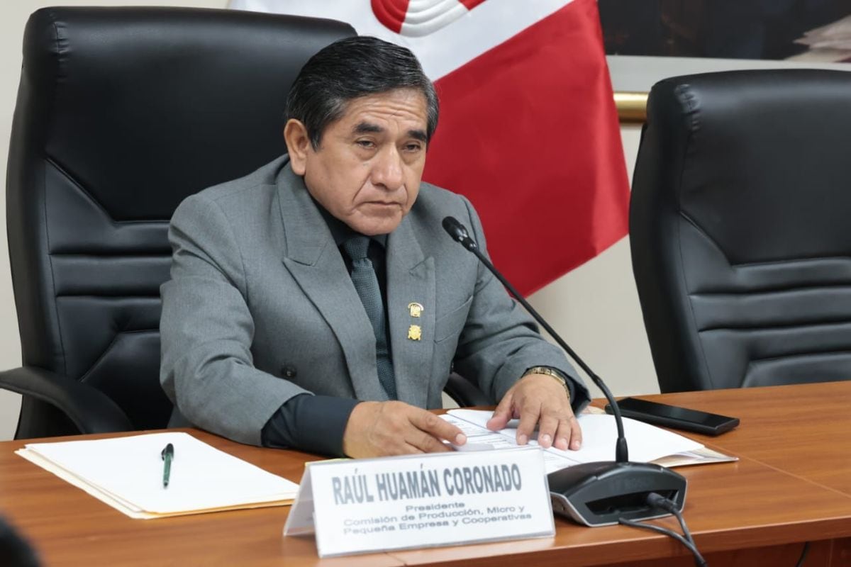 El congresista Raúl Huamán, presidente de la Comisión de Producción del Congreso, durante la sesión donde se aprobó el dictamen para culminar obras paralizadas con saldos presupuestales. Foto: Congreso.