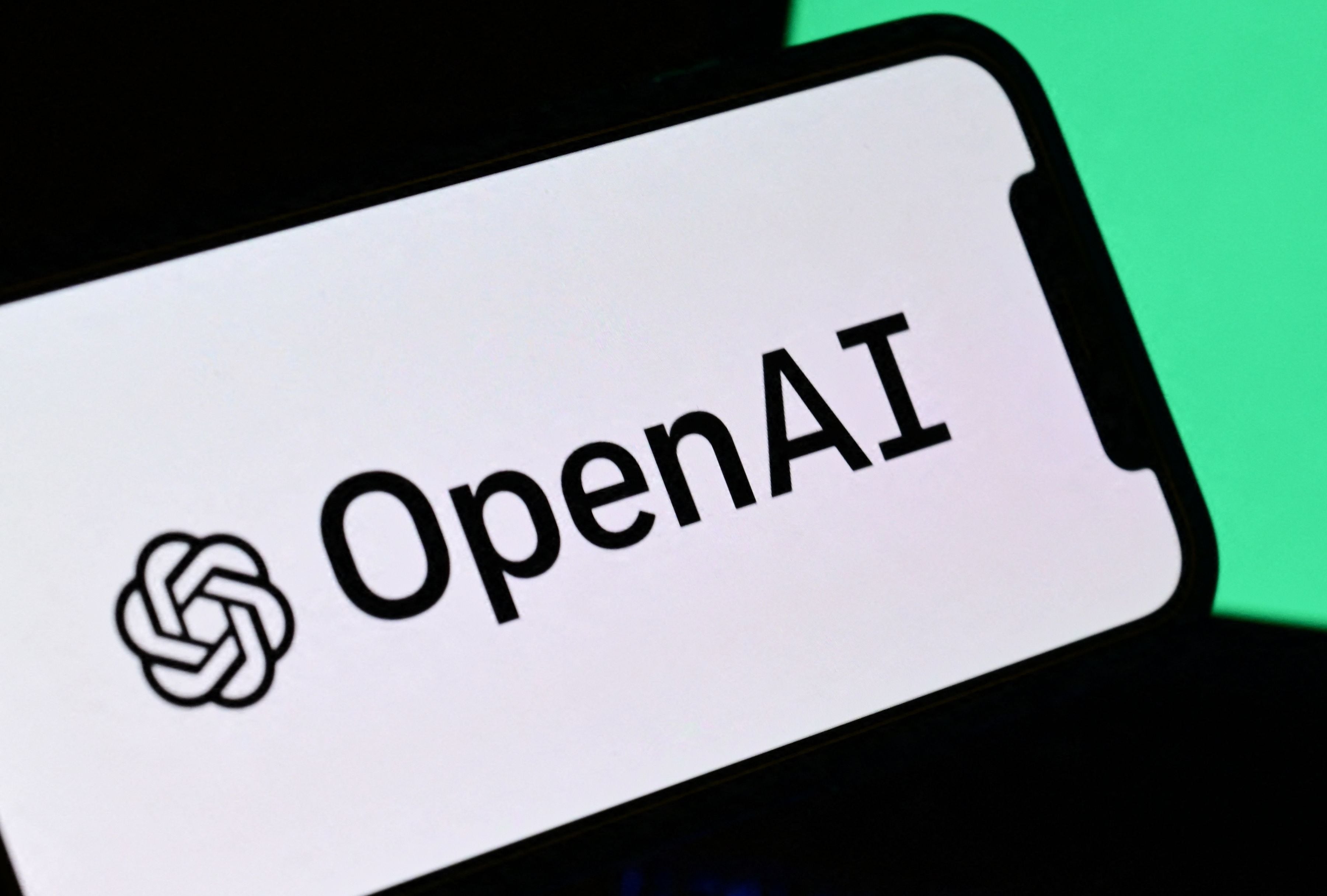OpenAI presenta GPT-5.3-Codex-Spark, un revolucionario modelo de codificación en tiempo real, capaz de entregar más de 1.000 tokens por segundo y permitir colaboración instantánea, optimizando la programación con ediciones precisas e interacción inmediata. (Foto: MARCO BERTORELLO / AFP)