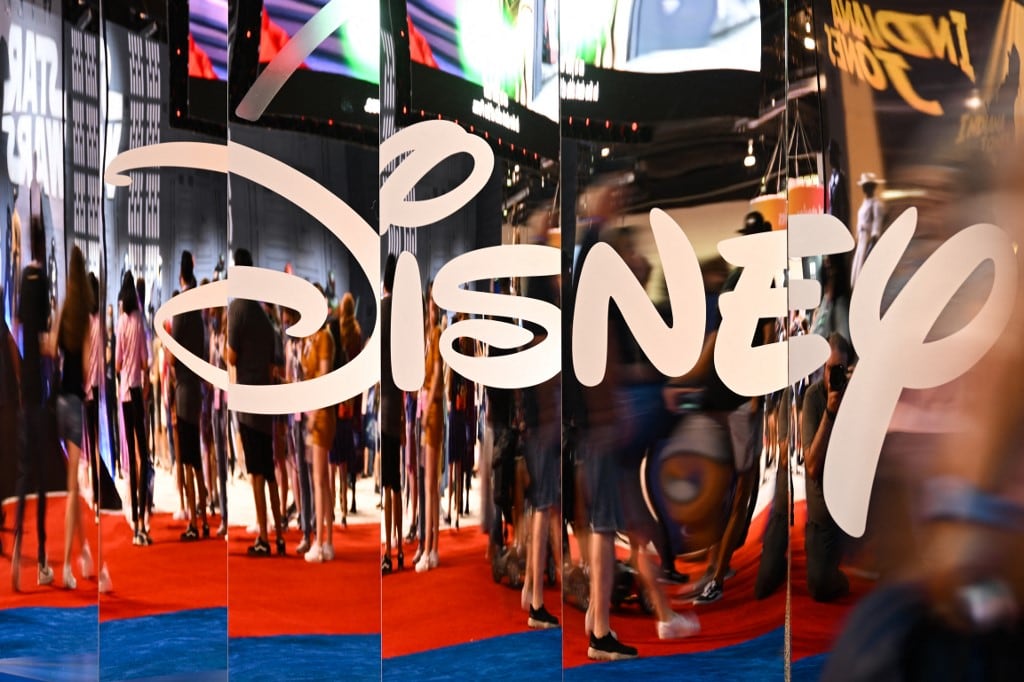 Logotipo de Disney+ durante la Walt Disney D23 Expo en Anaheim, California, el 9 de septiembre de 2022. (Foto de Patrick T. FALLON / AFP)