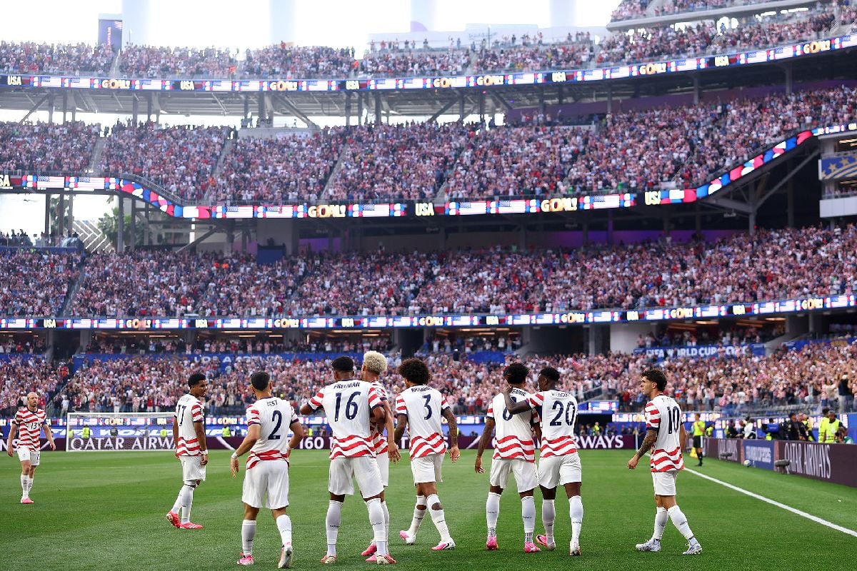 Los jugadores estadounidenses celebran el primer gol de su equipo durante un partido del Mundial contra Paraguay en Los Ángeles el 12 de junio.