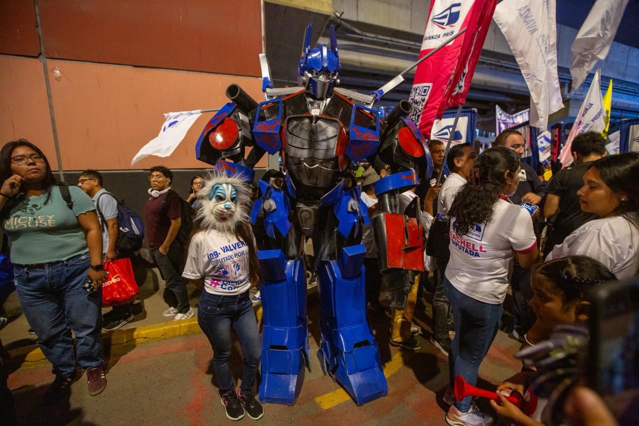 Debate electoral JNE | Simpatizantes de diversos partidos se concentran en los exteriores del Centro de Convenciones en San Borja, para apoyar a los candidatos de sus partidos en el tercer día del debate electoral de cara a las elecciones presidenciales 2026. 01 de abril de 2026 en Lima, Perú. (Foto: Fernando Sangama / @photo.gec)