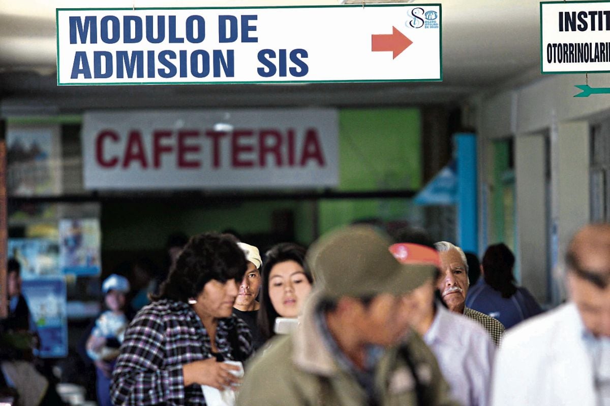 Hasta el 30 de abril, 4468 personas acreditadas pueden cobrar beneficio de sepelio del SIS que venció en pandemia.
FOTO: HEINER APARICIO
LUGAR: HOSPITAL HONORIO DELGADO