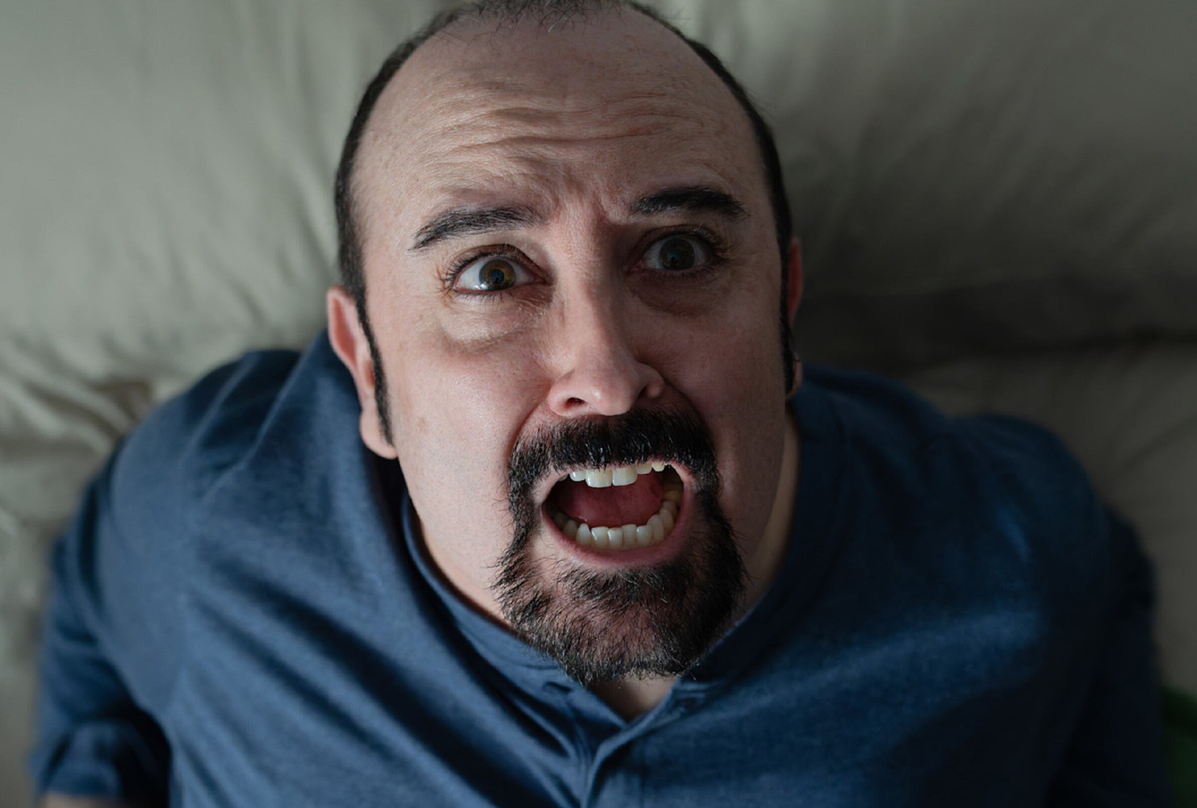 Carlos Areces es el protagonistas de la serie española "Muertos S.L.", donde interpreta a Dámaso Carrillo (Foto: Netflix)