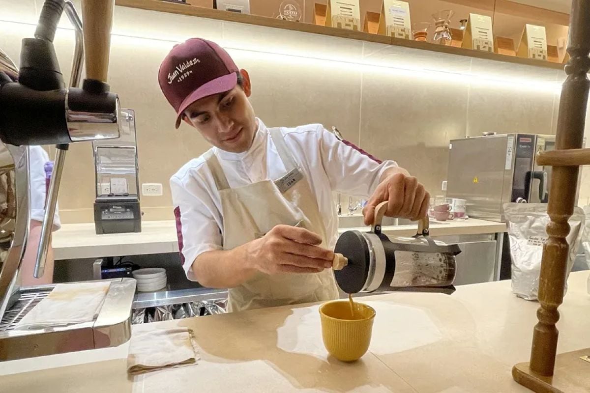 La nueva tienda Juan Valdez en Bogotá es la más grande de la cadena y busca posicionarse como un referente de la cultura cafetera colombiana. Foto: EFE.