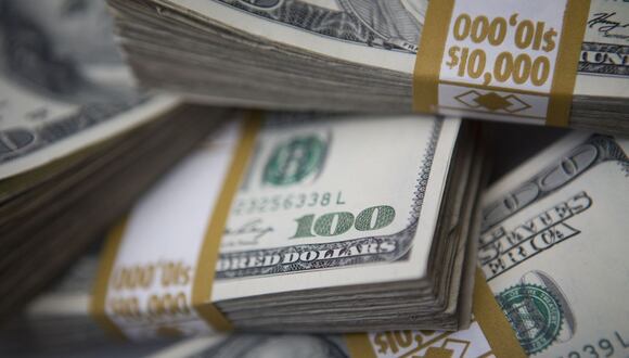 Montones de billetes de 100 dólares estadounidenses en Nueva York, EE.UU., el jueves 7 de febrero de 2013. Fotógrafo: Bloomberg/Bloomberg