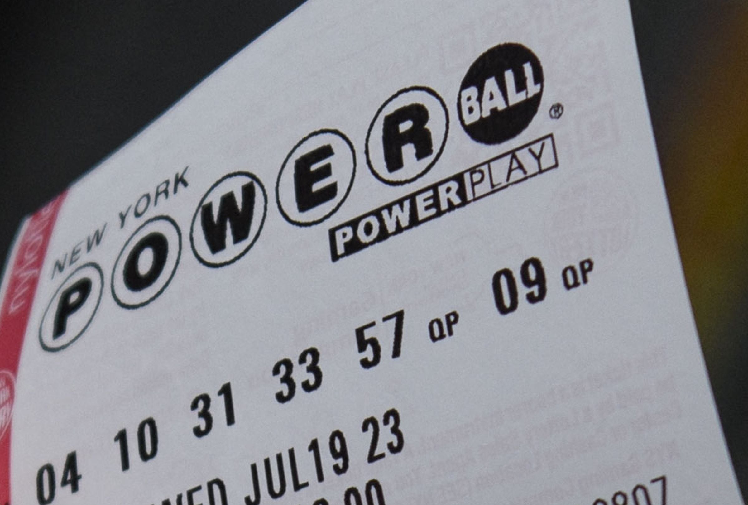 En esta nota conocerás los resultados del sorteo del Powerball del sábado 7 de marzo y descubrir si alguien se quedó con el premio mayor. (Foto: ANGELA WEISS / AFP)