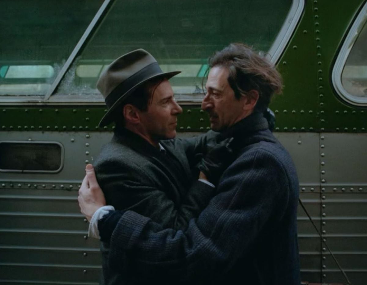 En "The Brutalist", László Tóth y su primo se dan un abrazo al reencontrarse (Foto: Brookstreet Pictures / Andrew Lauren Productions (ALP), Carte Blanche)