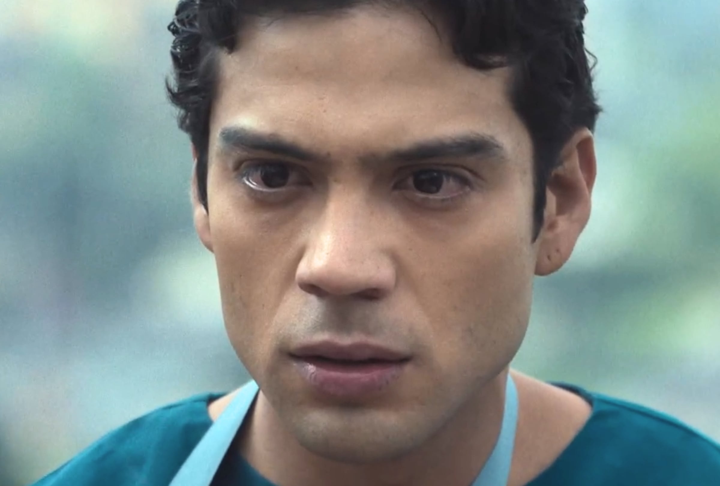 El actor colombiano Jerónimo Cantillo en su papel como Rafael, un enfermero, en la serie de formato corto "En coma" (Foto: CMO Producciones / Netflix)