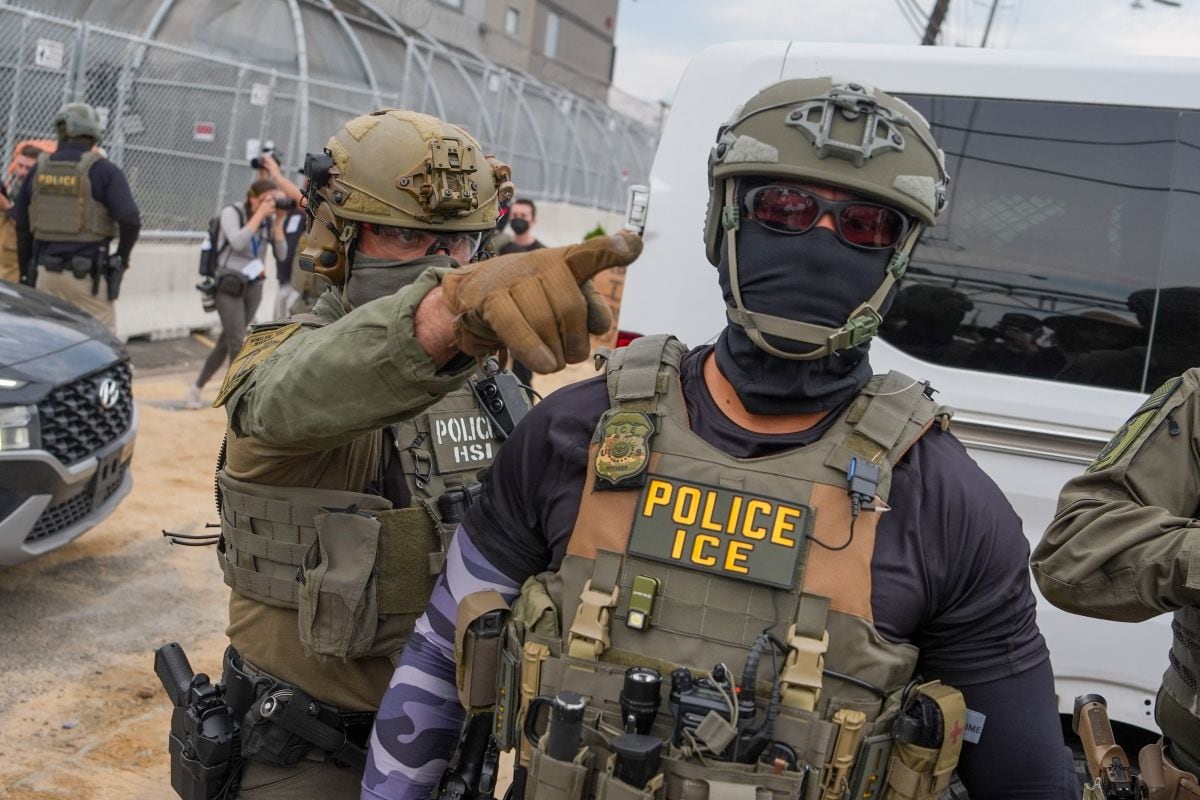 Trump dedicó unas palabras a los agentes que realizan labores migratorias al afirmar que brindaría por “los héroes del ICE y de la Patrulla Fronteriza.(Foto: AFP)