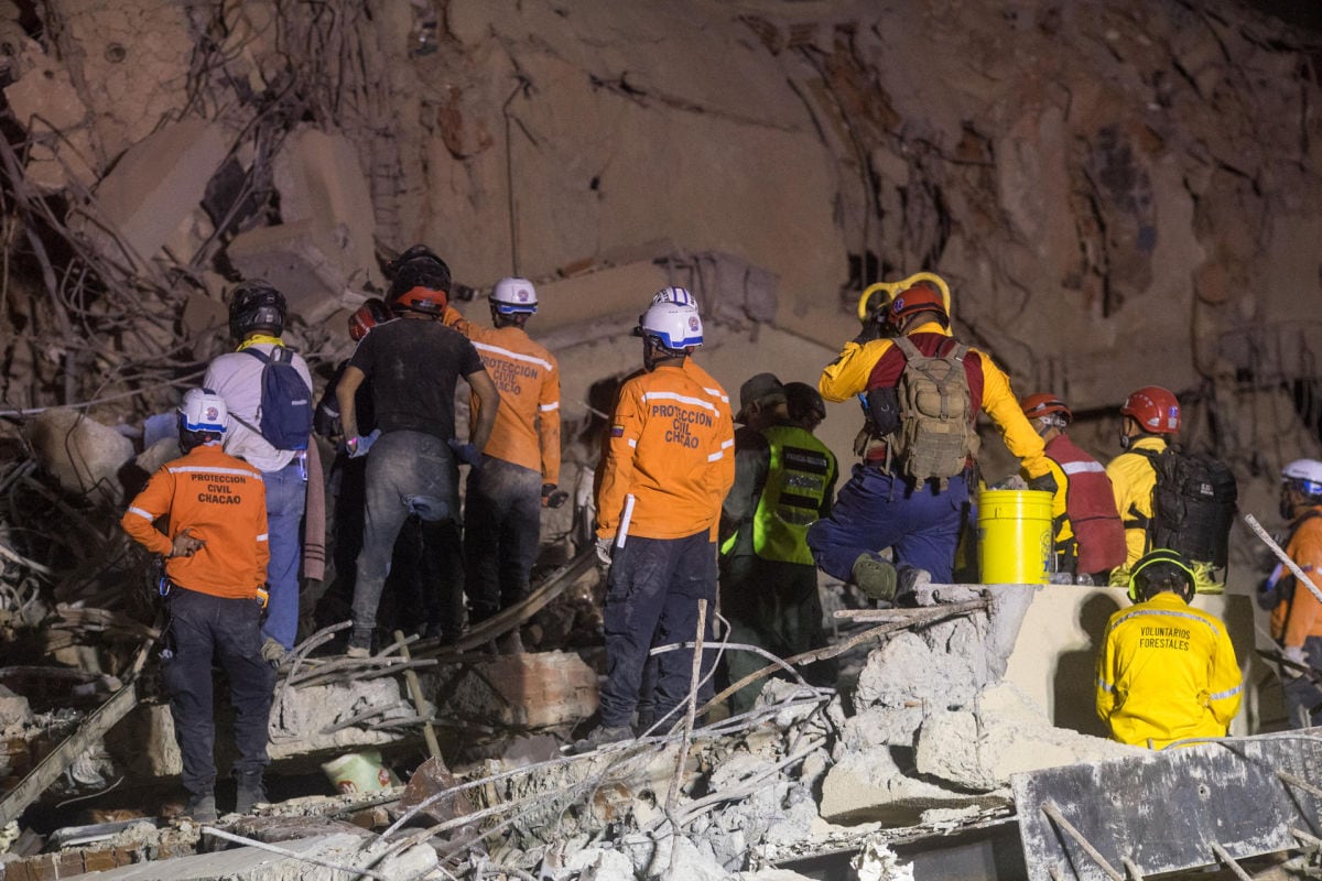 Integrantes de equipos de rescate trabajan este jueves, en un edifico afectado por un terremoto en la zona de Altamira en Caracas (Venezuela). Foto: EFE/ Boris Vergara