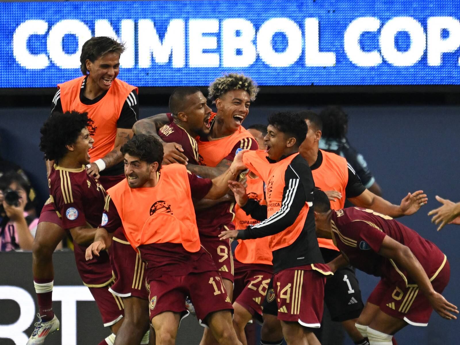 Con un gol de penal de Salomón Rondón, Venezuela consigue una victoria histórica sobre México en la Copa América 2024. (Foto: Patrick T. Fallon / AFP)