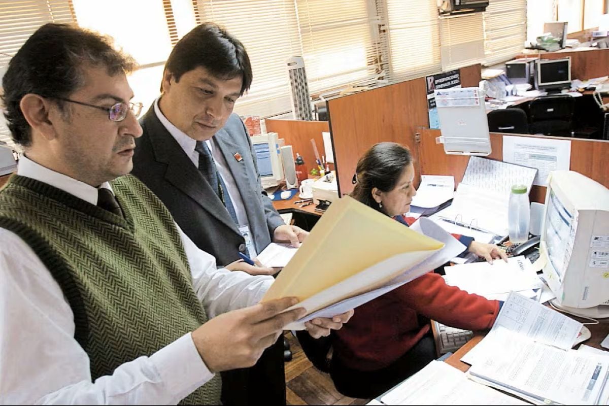 La medida, que entrará en vigencia desde el 1 de enero de 2026, alcanza a servidores de municipalidades, gobiernos regionales y entidades del Gobierno Nacional. Foto: Andina.