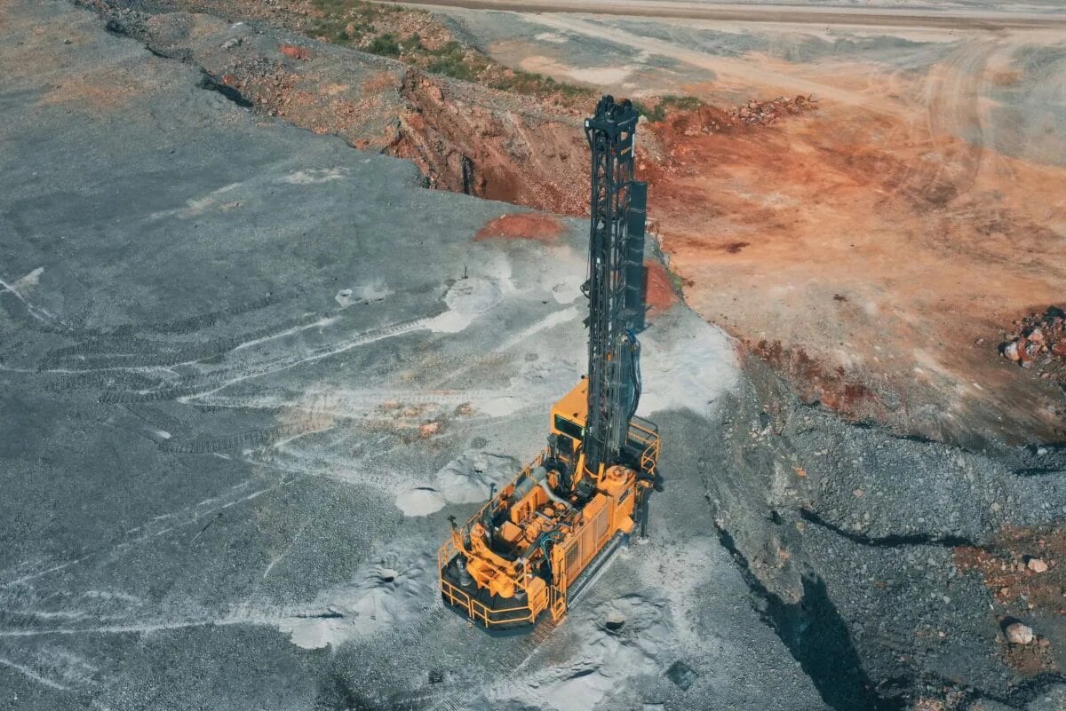 Jonco contiene un yacimiento con varios metales a la vez —plata, oro, plomo y zinc— formado por antiguas estructuras volcánicas.