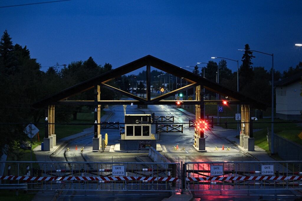 Vista de una entrada a la Base Conjunta Elmendorf-Richardson en Anchorage, Alaska, el 13 de agosto de 2025, antes de la reunión programada para el 15 de agosto entre el presidente estadounidense Donald Trump y el presidente ruso Vladimir Putin. (Foto de Drew ANGERER / AFP)