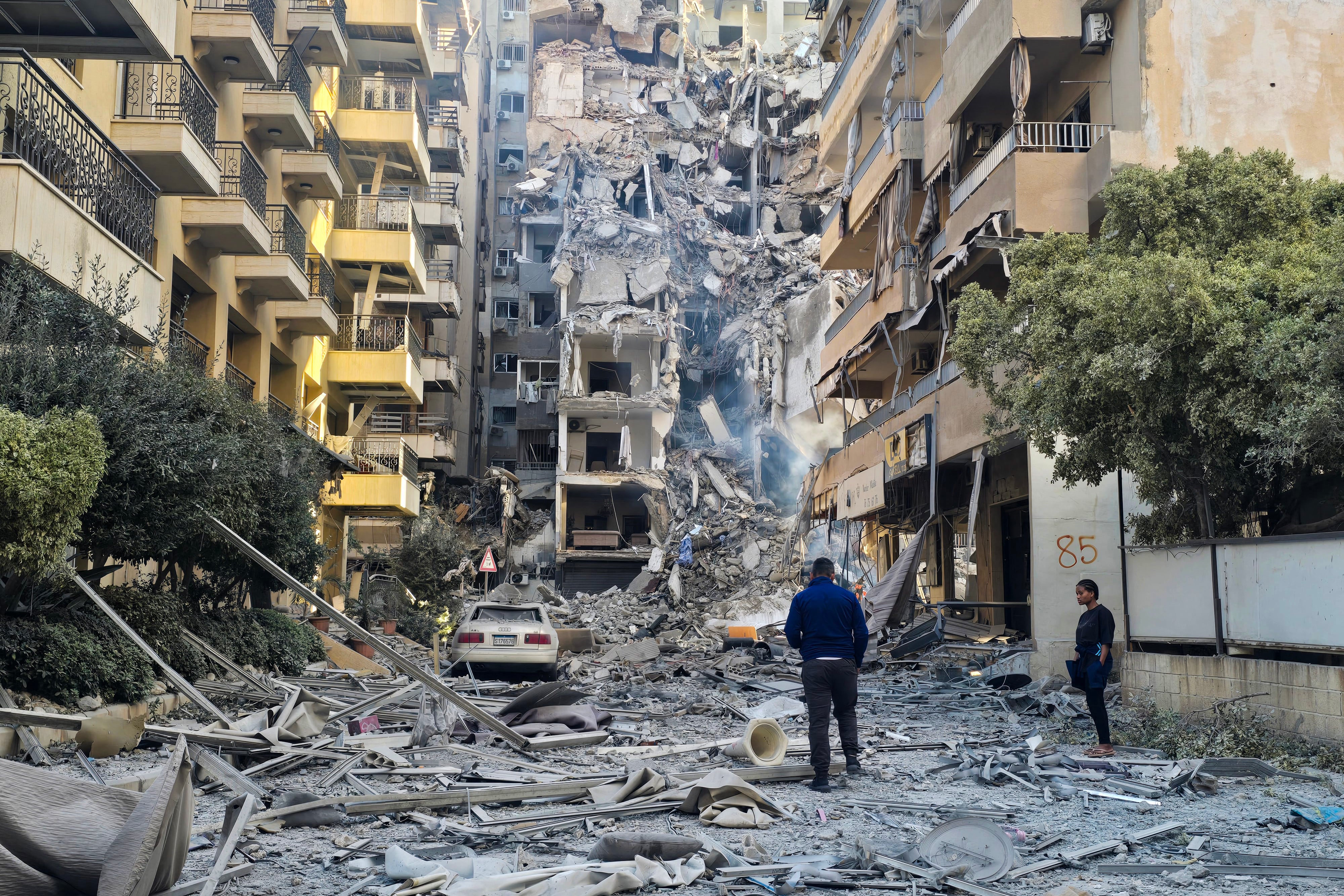 El 28 de mayo de 2026, varias personas observan los daños en el lugar de un ataque israelí en Tiro, al sur del Líbano. (Foto de KAWNAT HAJU / AFP).