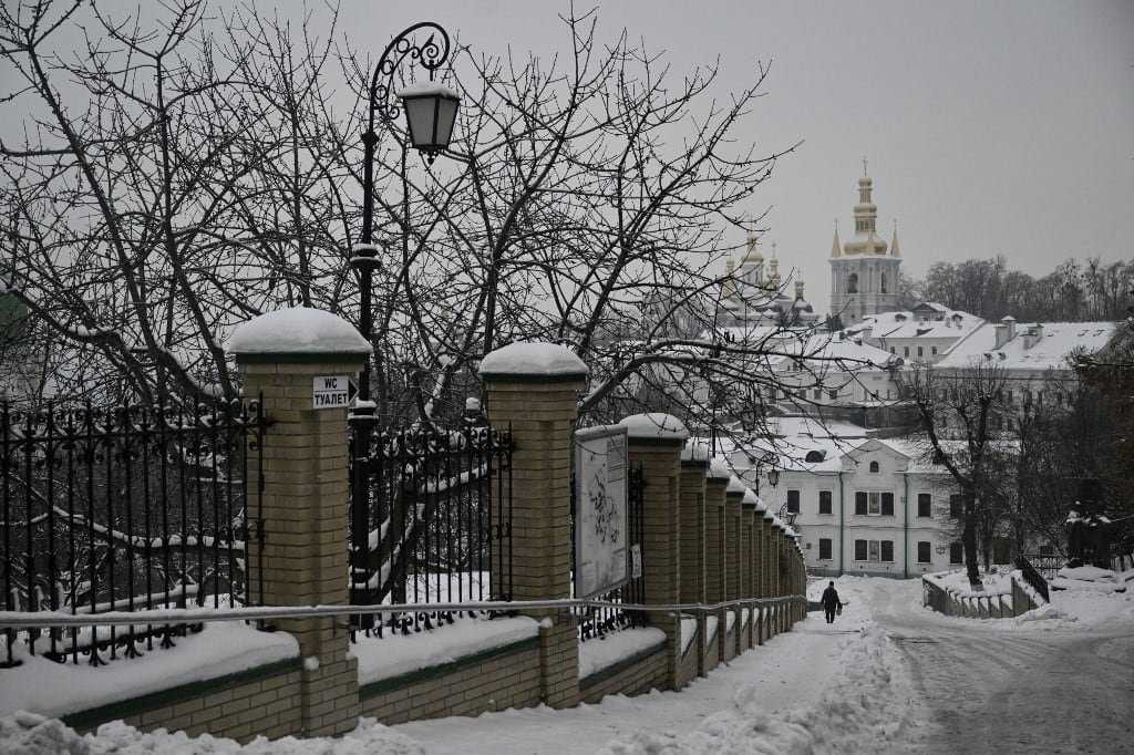 Un clérigo camina por la Laura de las Cuevas de Kiev, en Kiev, el 26 de enero de 2026, durante la invasión rusa de Ucrania. Un ataque con drones y misiles rusos dañó partes de la Laura de las Cuevas de Kiev, el monumento religioso más famoso de Ucrania y Patrimonio de la Humanidad de la UNESCO, según informó el lunes el Ministerio de Cultura ucraniano. "Una inspección visual preliminar reveló daños en puertas y marcos de ventanas", declaró el ministerio en un comunicado. El ataque tuvo lugar la noche del 24 de enero de 2026, según el ministerio. (Foto de Genya SAVILOV / AFP)