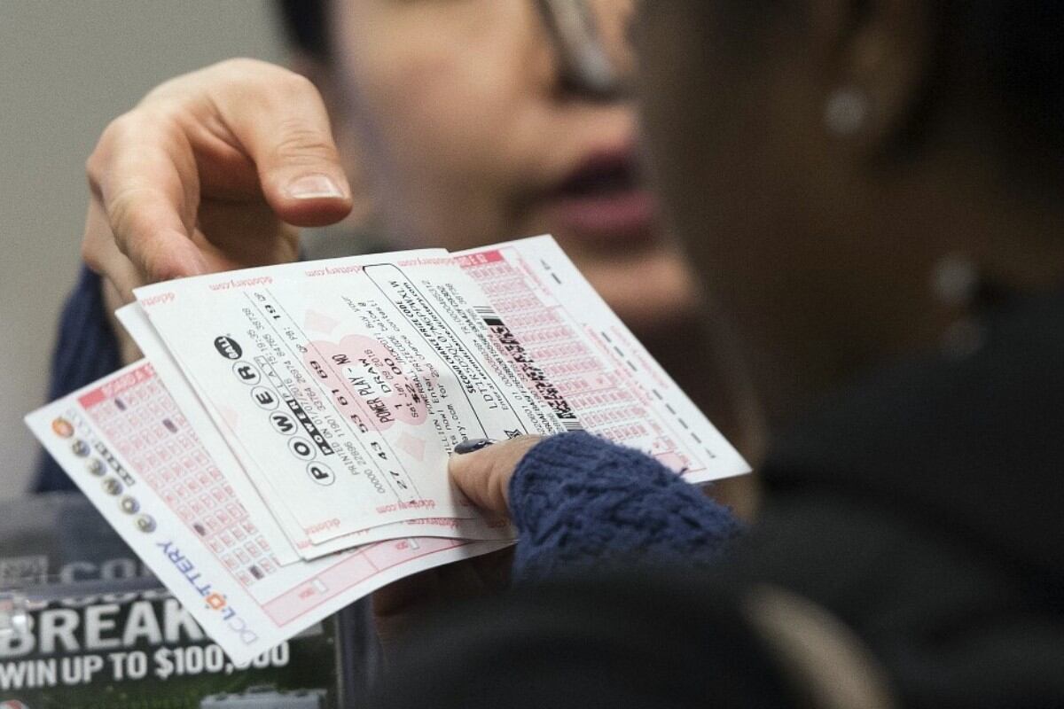 El ganador o ganadora de Powerball deberá acercarse a las oficinas de la Lotería de California para cobrar su dinero (Foto: AFP)