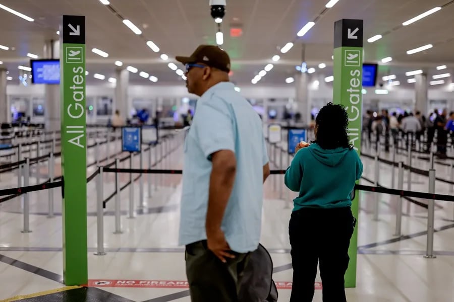 Fotografía de archivo de pasajeros en un aeropuerto de Estados Unidos. EFE/Erik S. Lesser