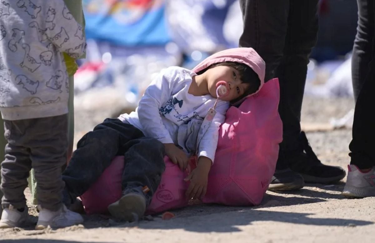 Organizaciones alertan que menores migrantes no acompañados enfrentan procesos judiciales sin asistencia legal en cortes de Arizona. Foto: EFE/EPA/ALLISON DINNER/Referencial.