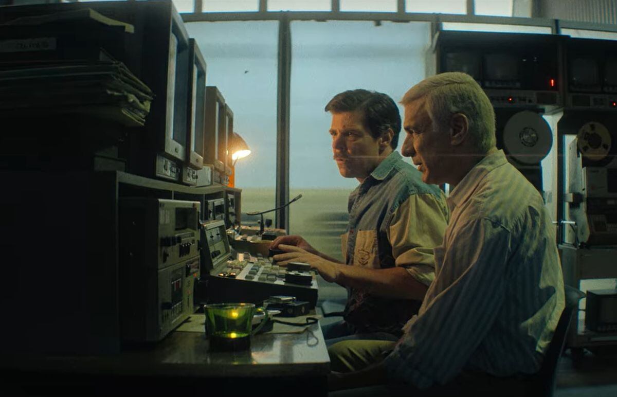 En "El hombre que amaba los platos voladores", José de Zer mirando el material que tenía sobre presencia de extraterrestres en un cerro (Foto: Campo Cine y Bicho Films)