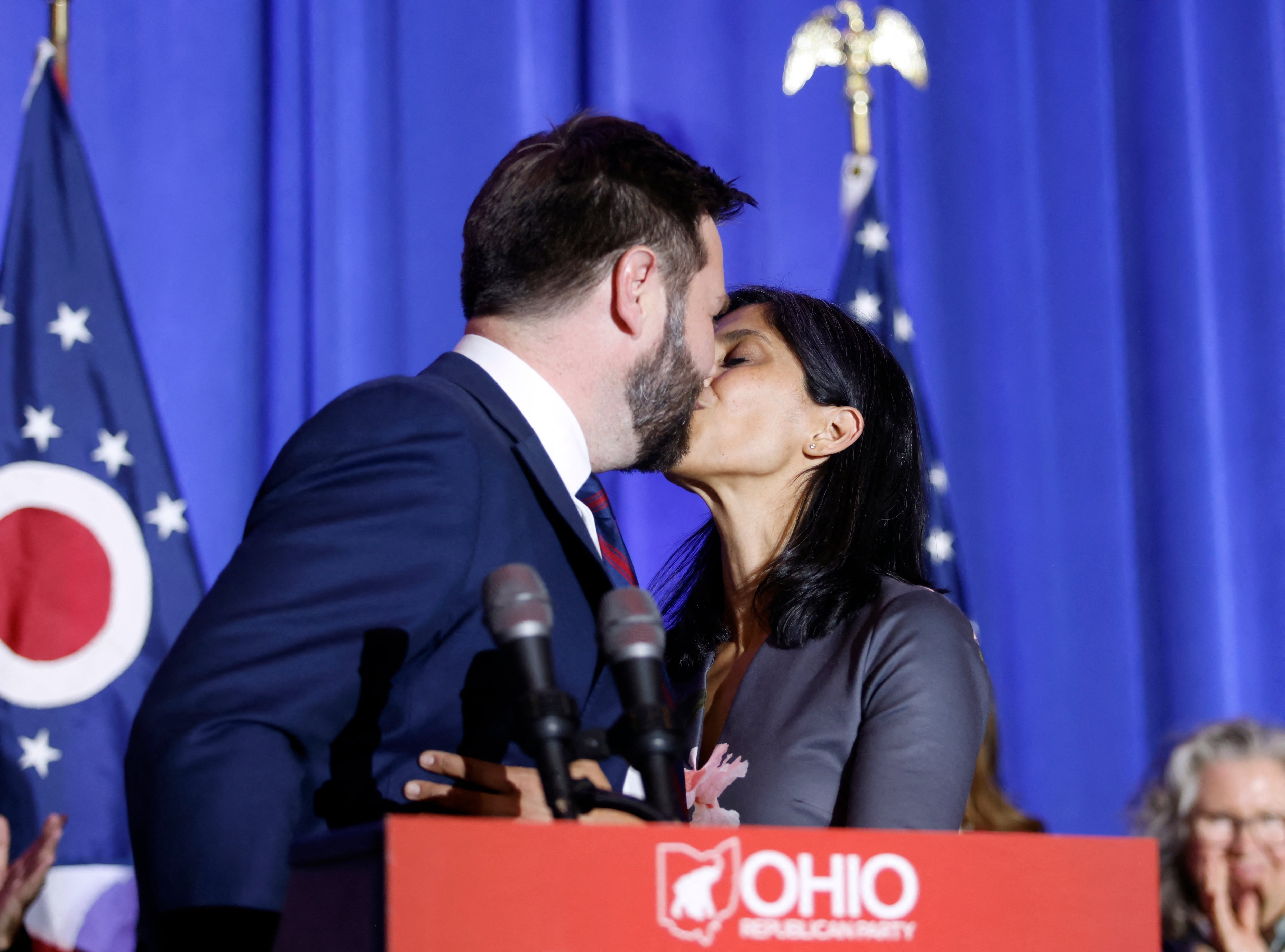 Usha y J. D. Vance se besan en Ohio, tras conocerse que el segundo será candidato a vicepresidente de Estados Unidos (Foto: AFP)