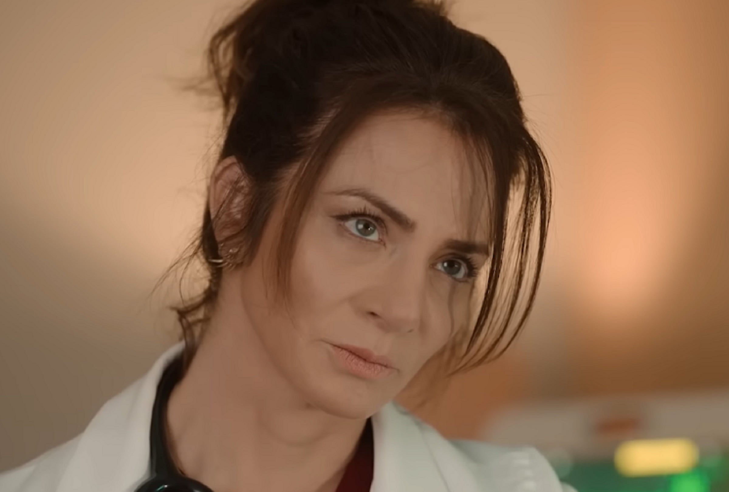 Silvia Navarro asume el papel de Maca en la serie mexicana "El otro padre", dirigida por Roberto Stopello, Analeine Cal y Mayor, y Carlos Villegas Rosales (Foto: Netflix)