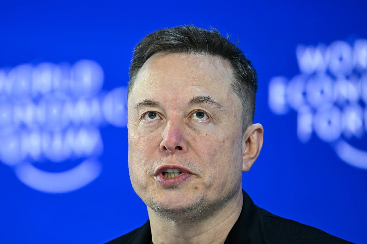Elon Musk, director ejecutivo de SpaceX y Tesla, y empresario sudafricano-canadiense-estadounidense, habla durante la reunión anual del Foro Económico Mundial (FEM) en Davos el 22 de enero de 2026. (Fabrice COFFRINI / AFP)
